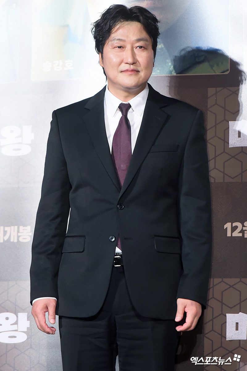 Actor Kang-Ho Song, who attended the film Drug King Production Briefing Session held at the entrance of Lotte Cinema Counter in Seoul Jayang-dong on the morning of the 19th, has photo time.