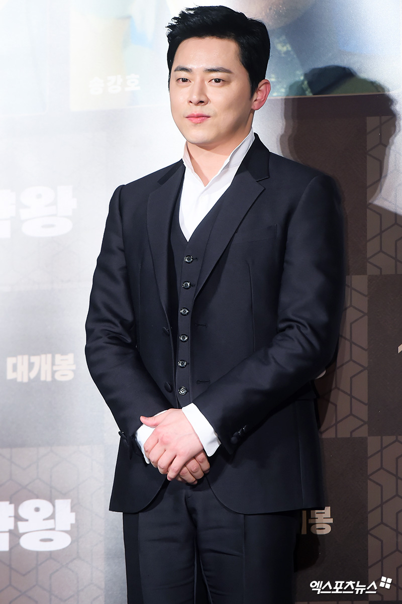 Actor Jo Jung-suk, who attended the film Drug King Production Briefing Session held at the entrance of Lotte Cinema Counter in Jayang-dong, Seoul on the morning of the 19th, has photo time.
