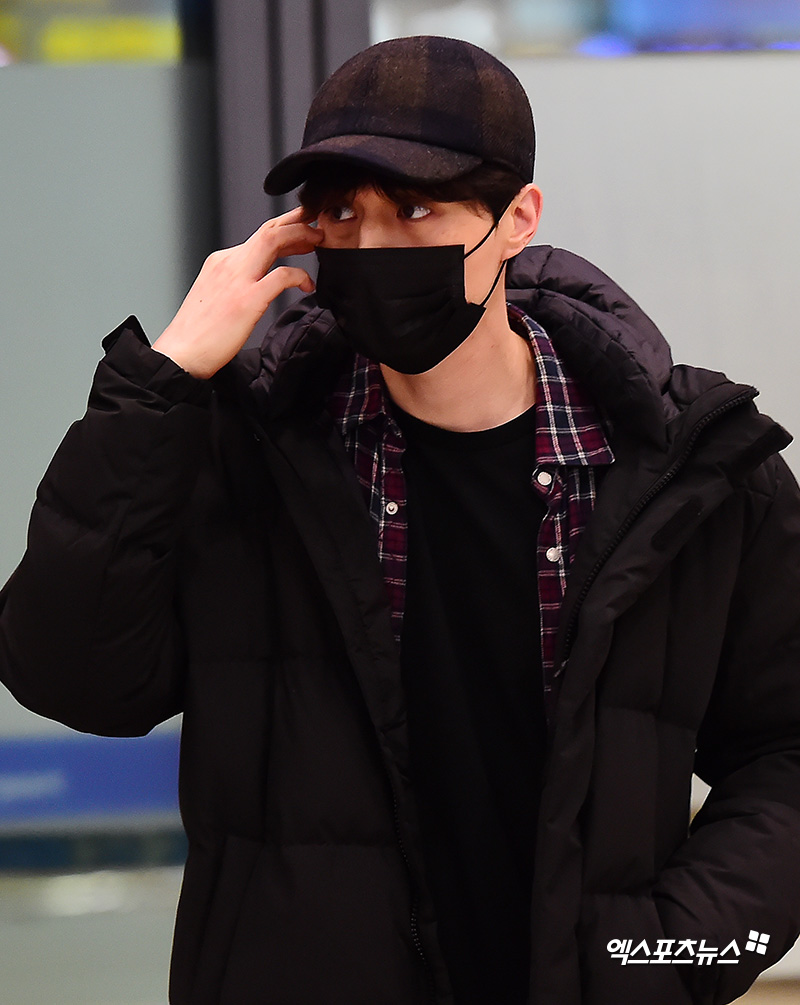 Actor Lee Dong-wook returns home via the Incheon International Airport on Tuesday afternoon after finishing an AD shoot at Taiwan Taipei.