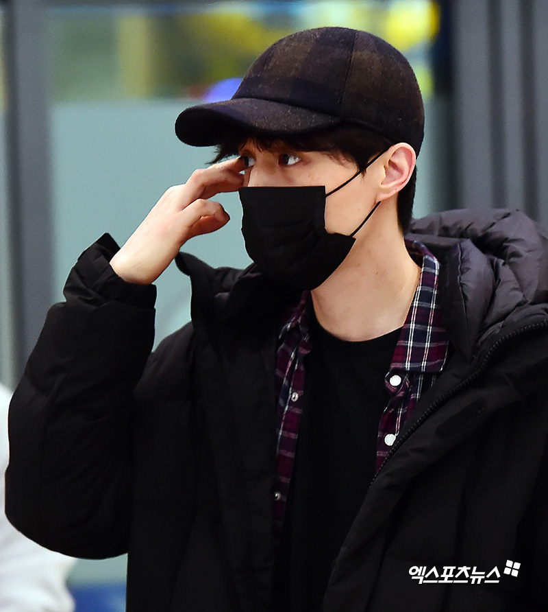 Actor Lee Dong-wook returns home via the Incheon International Airport on Tuesday afternoon after finishing an AD shoot in Taipei, Taiwan.