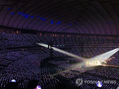 防弾少年団東京ドームコンサート (ソウル=連合ニュース) 13日東京ドームで防弾少年団(BTS)のコンサートが開かれている. 2018.11.14 [防弾少年団ツイーター] photo@yna.co.kr