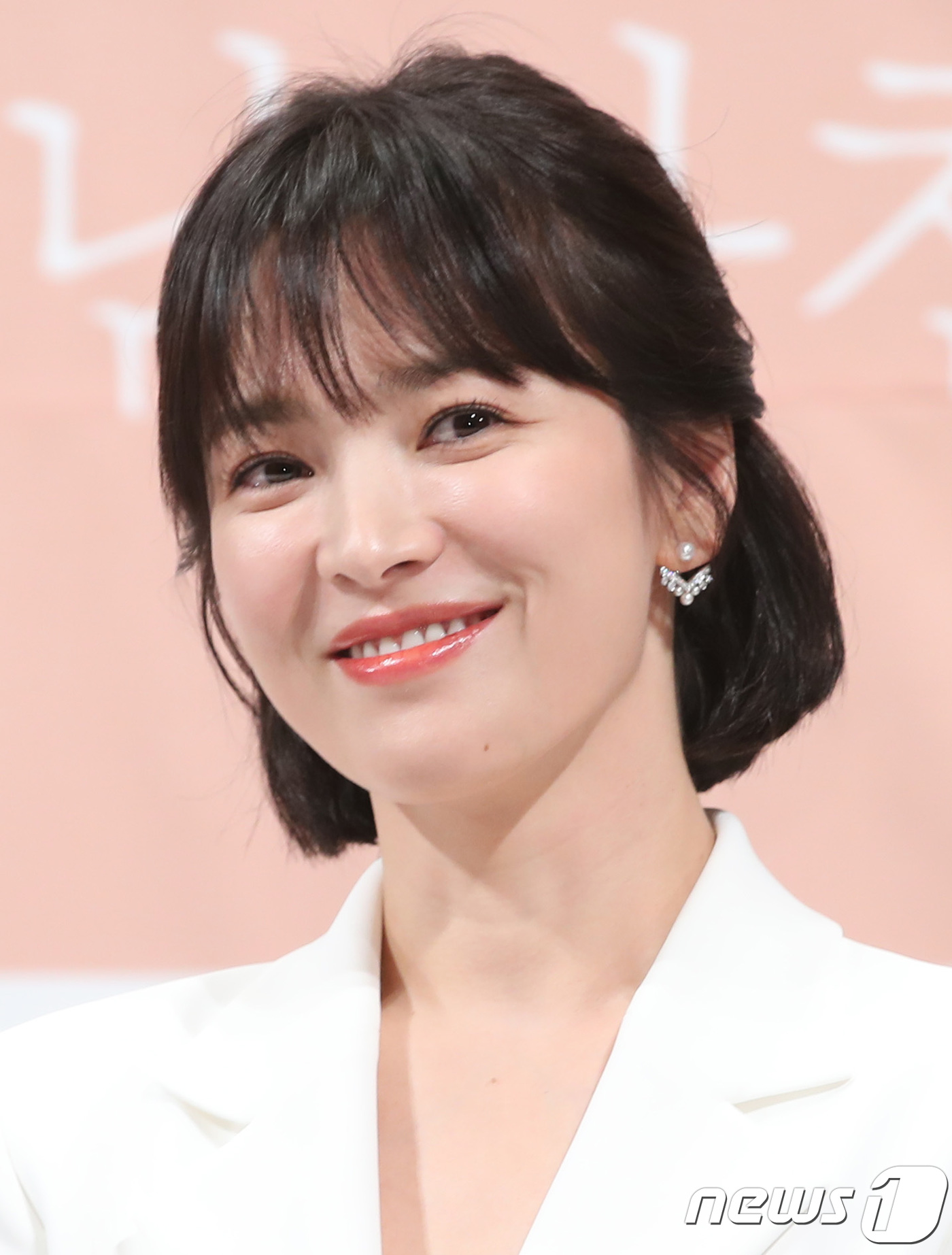 Seoul = = Actor Song Hye-kyo smiles at the presentation of the production of TVNs new tree drama Boy Friend at Imperial Palace in Gangnam District, Seoul on the 21st.Boy friend is a thrilling emotional melodrama that started with the accidental meeting of Su-hyun (Song Hye-kyo), who never lived his life of choice, and Park Bo-gum, a free and clear soul.Nov. 21, 2018