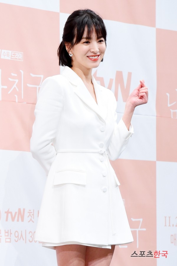 Song Hye-kyo is attending the TVN drama Boyfriend production presentation held at Imperial Palace Seoul Hotel in Nonhyun-dong, Gangnam-gu, Seoul on the afternoon of the 21st.Boyfriend is a thrilling romance drama that started with the accidental meeting of Cha Soo-hyun and free and clear soul Kim Jin-hyuk who have never lived their chosen life.Song Hye-kyo, Park Bo-gum, Jang Seung-jo, Moon Sung-Keun, Nam Ki-ae, etc. will appear.
