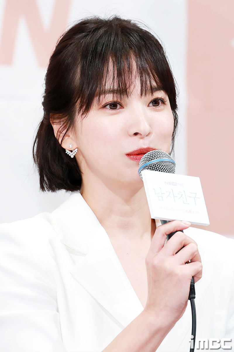 On the 21st (Wednesday), a production presentation of TVNs new tree Drama Boy Friend was held.Boy friend is a work that Song Hye-kyo challenges the role of a divorce woman for the first time as a return work after Song Joong-ki and marriage.Song Hye-kyo explained that there is no big difference in fact.Song Hye-kyo said:  (after marriage) I still feel bad about the big change.I also took on the role of a diverce girl for the first time since my debut, but I can not say that it is completely different from the character I had before.In the play, Song Hye-kyo plays Claudia Kim, a woman who was born as a daughter of a politician and has not lived a Choices life for a moment.Cha Claudia Kim became a chaebol daughter-in-law according to her parents wishes, and now she is the representative of Donghwa Hotel after divorce.Song Hye-kyo said: I was originally a bright and positive friend, and it got darker as all life and environments made her frustrated and locked up.Then, when I meet Kim Jin-hyuk, I will be able to see all the dark side and bright side because it is a character who goes back to the old one. On the other hand, tvN Boy friend is a thrilling emotional melodrama that started with the accidental meeting of Claudia Kim (Song Hye-kyo) and free and clear soul Jinhyuk (Park Bo-gum), who has never lived a Choices life, and is about to be broadcasted on the 28th (Wednesday).iMBC  Photo Imitation