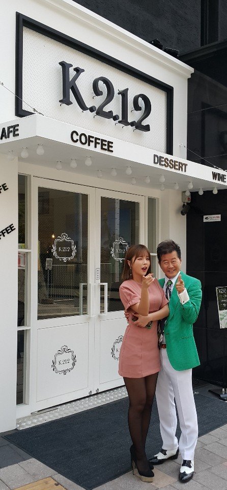 According to Tae Jin-ahhhhhh recently, Cafes are followed by political, entertainment, entertainment, and sports stars.Ahn Sung-ki, Moon Hee, Kim Ji-mi, Choi Bul-am, Kim Min-ja, Jung Hye-sun, Kim Yong-gun, Kim Soo-mi, Kang Bu-ja, Yum Mi-ri, Yoon Mi-ra, Lee Jung-gil, Kim Sung-hwan, Choi Jae-sung, Huh Jin, Sayuri, Lee Young-ja, Oh Man-seok, Jeon Gwang-ryul, Um Jung-hwa, Son Tae-young, Kim Sung-joo, Jo Se-ho, Indonesian actor Jota Slim, and Pastor Kim Jang-hwan visited.Wanna One, Girls Day, Park Jae Bum, Ailee, Jesse, Kim Tae Woo, Shin Bora and Gangnam are also indispensable.In addition, Maya, In Soon Lee, Oh Seung Geun, Hong Jin Young, Jin Sung, Park Sang Chul, Cho Jung Min, Geum Jandi, Kim Yeon Ja, Kim Jang Hoon, Gangjin, Yuina, Lee Hye Ri, Su Suh Ra, Nosa Yeon, Lee Mu Song and Kim Gun Mo.Speed ​​skating gold medalist Lee Sang-hwa, former national soccer player Ahn Jung-hwan, professional golf champion Kim Hyung-sung, and Baduk professional player Lee Se-dol went to Cafe K.2.1.2.An official said, Tae Jin-ahhhhhhh, who recently started a restaurant business, hit a jackpot with Itaewons hot pRace in a year after opening.I got word of mouth that the food was delicious, and the convenience space that became valet parking in the wide parking lot also played a part. Especially, it is an unusual business method for Tae Jin-ahhhhhh to talk directly with customers.Tae Jin-ahhhhhh is spending time with the guests who come to Cafe K.2.1.2 from 9:00 am to 12:00 pm on the day when there is no broadcasting activity and event schedule.In recent years, the Cafe has become more and more popular with the black glasses hit by the guests as barista.