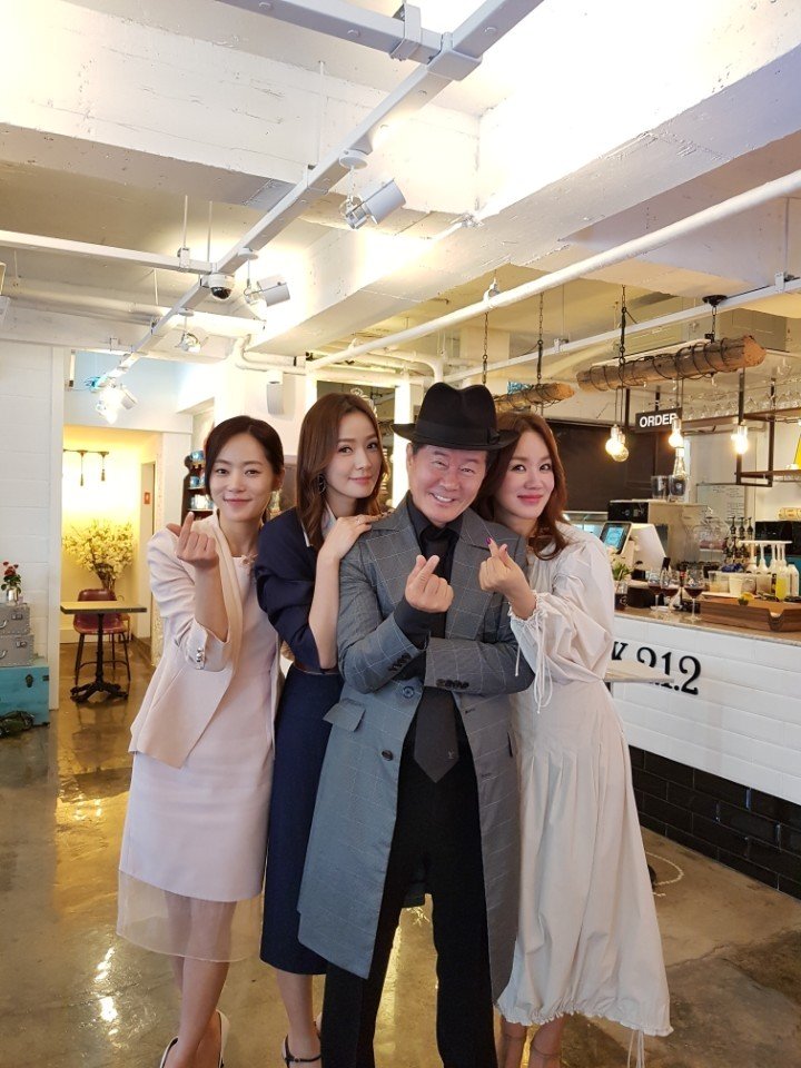 According to Tae Jin-ahhhhhh recently, Cafes are followed by political, entertainment, entertainment, and sports stars.Ahn Sung-ki, Moon Hee, Kim Ji-mi, Choi Bul-am, Kim Min-ja, Jung Hye-sun, Kim Yong-gun, Kim Soo-mi, Kang Bu-ja, Yum Mi-ri, Yoon Mi-ra, Lee Jung-gil, Kim Sung-hwan, Choi Jae-sung, Huh Jin, Sayuri, Lee Young-ja, Oh Man-seok, Jeon Gwang-ryul, Um Jung-hwa, Son Tae-young, Kim Sung-joo, Jo Se-ho, Indonesian actor Jota Slim, and Pastor Kim Jang-hwan visited.Wanna One, Girls Day, Park Jae Bum, Ailee, Jesse, Kim Tae Woo, Shin Bora and Gangnam are also indispensable.In addition, Maya, In Soon Lee, Oh Seung Geun, Hong Jin Young, Jin Sung, Park Sang Chul, Cho Jung Min, Geum Jandi, Kim Yeon Ja, Kim Jang Hoon, Gangjin, Yuina, Lee Hye Ri, Su Suh Ra, Nosa Yeon, Lee Mu Song and Kim Gun Mo.Speed ​​skating gold medalist Lee Sang-hwa, former national soccer player Ahn Jung-hwan, professional golf champion Kim Hyung-sung, and Baduk professional player Lee Se-dol went to Cafe K.2.1.2.An official said, Tae Jin-ahhhhhhh, who recently started a restaurant business, hit a jackpot with Itaewons hot pRace in a year after opening.I got word of mouth that the food was delicious, and the convenience space that became valet parking in the wide parking lot also played a part. Especially, it is an unusual business method for Tae Jin-ahhhhhh to talk directly with customers.Tae Jin-ahhhhhh is spending time with the guests who come to Cafe K.2.1.2 from 9:00 am to 12:00 pm on the day when there is no broadcasting activity and event schedule.In recent years, the Cafe has become more and more popular with the black glasses hit by the guests as barista.
