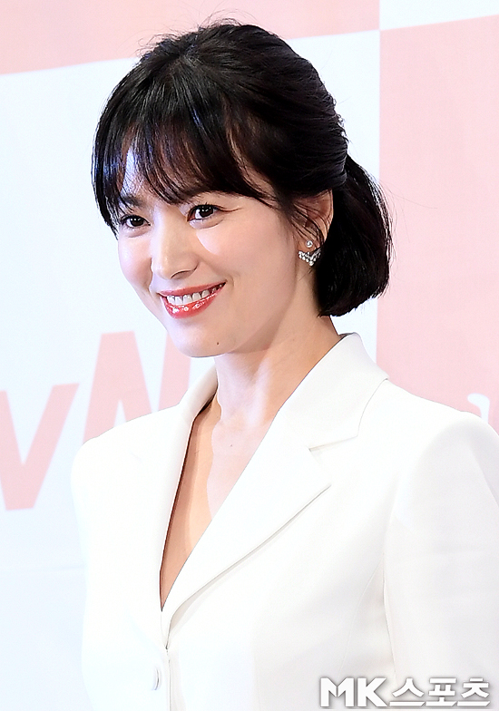 TVNs new Wednesday-Thursday evening drama Boy friend production presentation was held at Imperial Palace Hotel in Gangnam-gu, Seoul on the afternoon of the 21st.Actor Song Hye-kyo poses at the Boy Friend production presentation.
