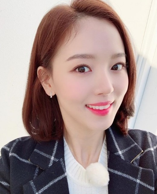Actor Kang Han-Na has begun to encourage Running Man viewing.Kang Han-Na posted a picture on his 21st day with an article entitled Meet me at Running Man this Sunday.Kang Han-Na in the photo is smiling brightly staring at the camera. She shows off her flawless skin and beauty and captures the netizens Sight.Kang Han-Na will appear as a guest on a pair special feature known as Running Man, which will be broadcast on the 25th.Meanwhile, Kang Han-Na is reviewing his next work after the end of Drama Knowing Wife.