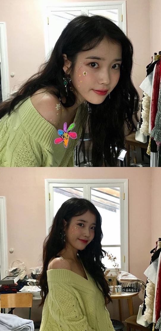 Singer IU snipers Fan heart with watery Beautiful looksIU posted two photos on the 20th instagram with an article entitled It is a hot season gritting that just finished shooting.In the open photo, IU is smiling at the camera, and IU is wearing a long straight hair and a knit with a collarbone.IU added a lovely charm by drawing flowers on its face and creating red balls.The IU recently held a 10th anniversary Seoul concert and gave memories to fans.Photo = IU Instagram