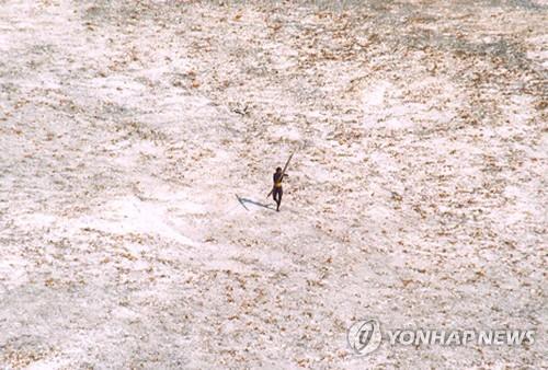인도양 안다만·니코바르 제도에 살고 있는 센티넬 부족. [로이터=연합뉴스]