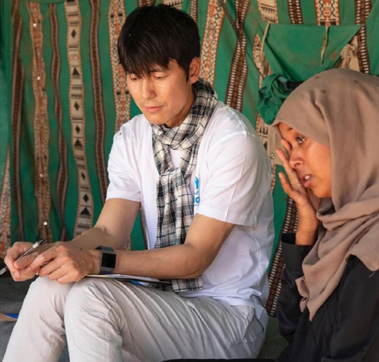 Actor Jung Woo-sung has reported his recent status as a United Nations High Commissioner for Refugees Goodwill Ambassador.On the 22nd, Jung Woo-sung posted a picture of his recent instagram.In the public photos, Jung Woo-sung is showing a serious expression next to a woman wearing a turban, and in another photo, she is holding a child in her arms and smiling affectionately.Jung Woo-sung was named United Nations High Commissioner for Refugees Goodwill Ambassador (UNHCR) in June 2015, and has visited Refugee camps around the world to conduct relief efforts.He recently starred in the movie Innang as Jang Jin-tae.