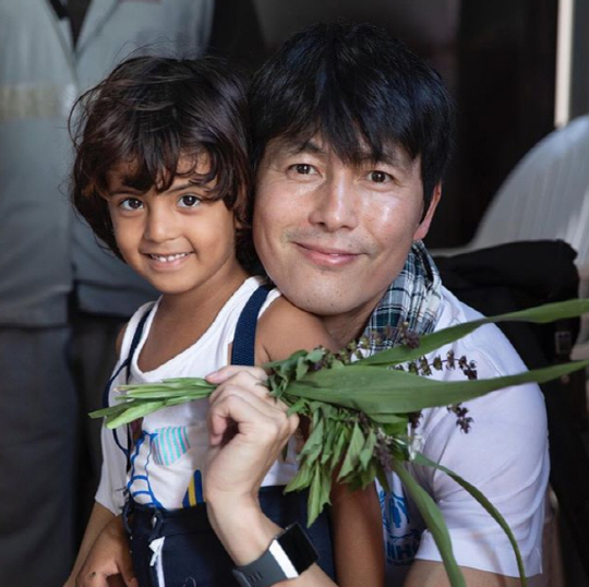 Actor Jung Woo-sung has reported his recent status as a United Nations High Commissioner for Refugees Goodwill Ambassador.On the 22nd, Jung Woo-sung posted a picture of his recent instagram.In the public photos, Jung Woo-sung is showing a serious expression next to a woman wearing a turban, and in another photo, she is holding a child in her arms and smiling affectionately.Jung Woo-sung was named United Nations High Commissioner for Refugees Goodwill Ambassador (UNHCR) in June 2015, and has visited Refugee camps around the world to conduct relief efforts.He recently starred in the movie Innang as Jang Jin-tae.