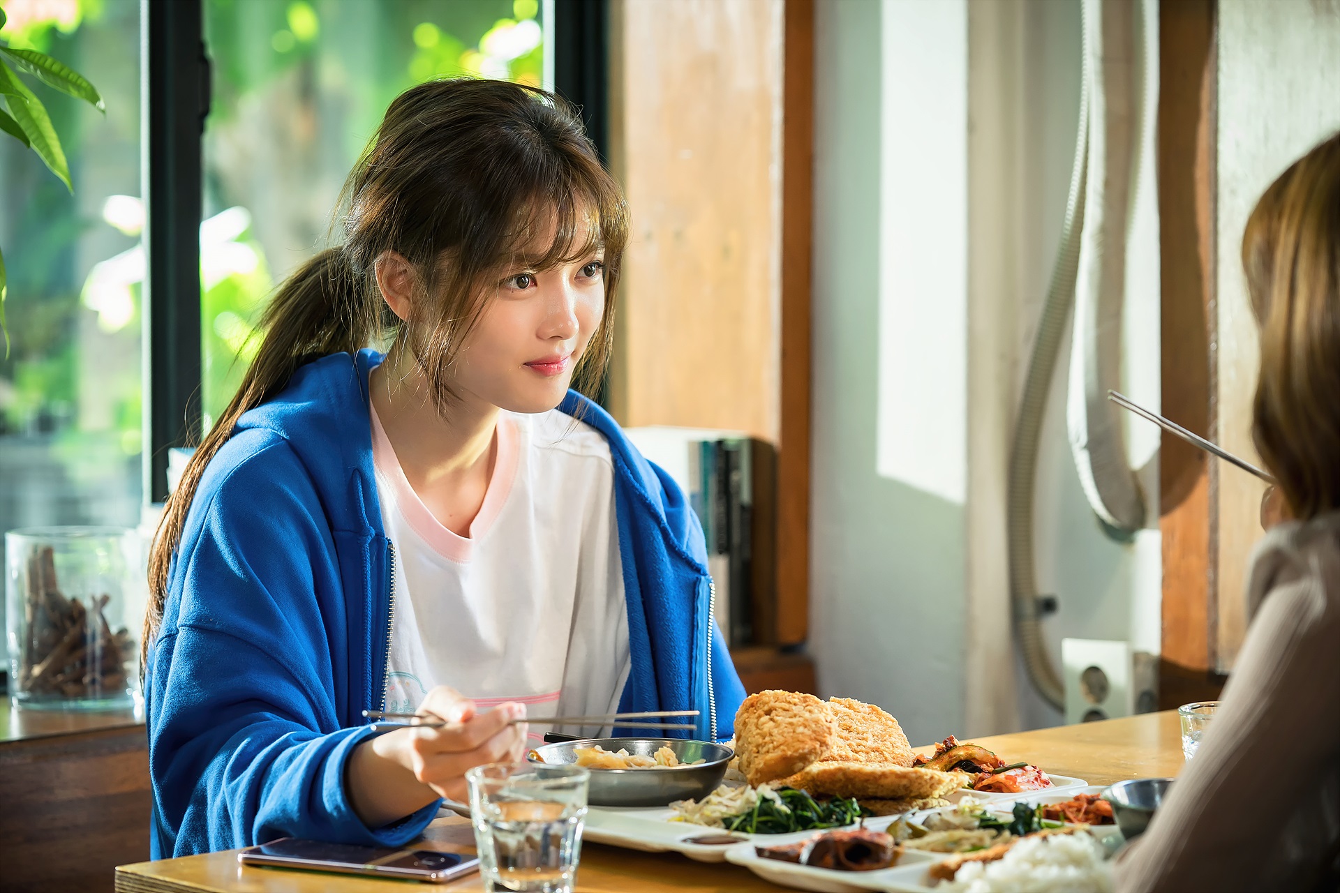 Kim Yoo-jung, who is once hot, spreads the Happy Virus with his previous only tear visuals and his broken hard carry activities.On November 22, JTBCs monthly drama, Once Cleaning Hot (director Noh Jong-chan, playwright Han Hee Young, production drama House, Oh Hyung-je), which will be broadcasted on November 26, unveiled a six-piece set featuring the ever-changing charm of the trusted actor Kim Yoo-jung, and fully anticipated the Kim Yoo-jung table Gil Osol. I pulled him up.It is a sterile-free healing romance that meets with CEO Jang Sun-gyeol (Yoon Gyun-sang), who is the most important cleaning company in cleanliness, and Kim Yoo-jung, the chief executive of Passion Manleb, who is ahead of cleanliness.Based on Dongmyeongs popular webtoon, we have completed the lineup that we believe in joining the actors such as Yoon Kyun-sang, Kim Yoo-jung, Song Jae-rim, Yoo Sun, Ahn Seok-hwan, Son Byung-ho, Kim Won-hae and Kim Hye-eun.Min Do-hee, who adds the vitality of the drama, and Kim Min-gyu, Hak-jin and Cha In-ha, who are the new generation with personality and acting ability, join as the Fairy of Cleaning and are responsible for the fun of the world.Kim Yoo-jung is at the center of the casting that has already been full of expectations.Kim Yoo-jung has been writing a myth of box office success by demonstrating the magic that makes imagination a reality in the work with the original work with excellent character digestion ability, irreplaceable charm, and no need for explanation.Especially, it adds meaning to the first work since it became an adult to clean up hot once.This is why Kim Yoo-jung, Gil Osol, which will be created as a real-life sniper youth empathy character, is waiting.To this end, Kim Yoo-jung has entered a perfect acting transformation.The photo shows the hot summer days of Kim Yoo-jung, who receives the trust of the production team as a broken-up Hot Summer Days.Kim Yoo-jung, who has a neck-stretched T-shirt and a rusty head, is a world-class Gil Osol itself.The sunshine smile that makes even the viewer happy can be seen as a charm of the gallant Gil Osol that does not get intimidated anywhere.Passion-filled jaw-mounted, which seems to be life-threatening, steals attention in a physical fitness test for joining the Cleaning Fairy run by Jang Sun-gyeol.In particular, Kim Yoo-jung, who runs without a heavy sack, stimulates curiosity about Gil Osol Character, a subject.From the octopus Mukbang of Naesungjero to the appearance of a horse-haired environmental cleaner who has been racing in a frenzy, he foresaw hard-carry activities with an infinite transformation.Gil Osol, a career seeker who is more likely to work for Passion Manleb than clean, is a figure who has become a luxury not only for love but also for cleanliness as she has been tapping on all the worlds alba with Cheongpo Women (a woman who gave up cleaning) whose knee-up reasoning has become a trademark.In order to create Gil Osol as a realistic figure who sympathizes with him, Kim Yoo-jung is creating a lively character as Hot Summer Days who do not buy himself at the shooting scene.Kim Yoo-jungs transformation, which will show his unlimited acting by adding a friendly and cheerful appearance to his unique loveliness, is expected.The production team of Clean Up Once Hot said, I feel that the person named Gil Osol has become more perfect when he meets Kim Yoo-jung.Kim Yoo-jung, so I thought it was a possible character, so I realized it vividly.Passion, which does not miss minor details, makes it possible to transform infinitely, he praised, and stimulated expectations that he would be able to confirm Kim Yoo-jungs hard carry performance.On the other hand, director Roh Jong-chan, who was recognized for his sensual production in Preparation for acquisition and War of the Palace Cruelty - Flowers based on Dongmyeongs webtoon, and Han Hee Jeong, a Korean gunman, coincided.It will be broadcast first on JTBC at 9:30 pm on November 26th (Month) following Beauty Inside.Netizens are expected to Yu-Jeong act through various SNS and portal sites.Character also digests with a lot of charms,  Yu-Jeong Actor Fighting , I wanted to see Yu-Jeong , I should use my own room.It seems to be fun. iMBC  Photo Drama House, Oh Hyung-je