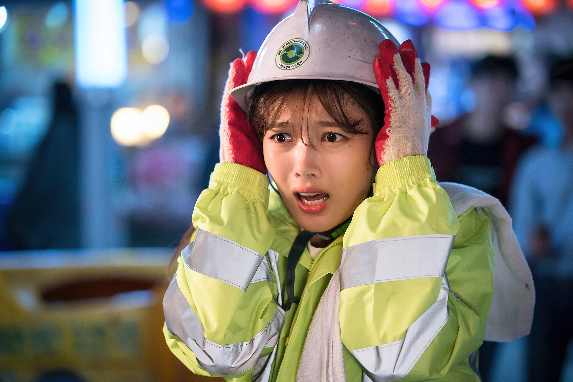 Kim Yoo-jung, who is once hot, spreads the Happy Virus with his previous only tear visuals and his broken hard carry activities.On November 22, JTBCs monthly drama, Once Cleaning Hot (director Noh Jong-chan, playwright Han Hee Young, production drama House, Oh Hyung-je), which will be broadcasted on November 26, unveiled a six-piece set featuring the ever-changing charm of the trusted actor Kim Yoo-jung, and fully anticipated the Kim Yoo-jung table Gil Osol. I pulled him up.It is a sterile-free healing romance that meets with CEO Jang Sun-gyeol (Yoon Gyun-sang), who is the most important cleaning company in cleanliness, and Kim Yoo-jung, the chief executive of Passion Manleb, who is ahead of cleanliness.Based on Dongmyeongs popular webtoon, we have completed the lineup that we believe in joining the actors such as Yoon Kyun-sang, Kim Yoo-jung, Song Jae-rim, Yoo Sun, Ahn Seok-hwan, Son Byung-ho, Kim Won-hae and Kim Hye-eun.Min Do-hee, who adds the vitality of the drama, and Kim Min-gyu, Hak-jin and Cha In-ha, who are the new generation with personality and acting ability, join as the Fairy of Cleaning and are responsible for the fun of the world.Kim Yoo-jung is at the center of the casting that has already been full of expectations.Kim Yoo-jung has been writing a myth of box office success by demonstrating the magic that makes imagination a reality in the work with the original work with excellent character digestion ability, irreplaceable charm, and no need for explanation.Especially, it adds meaning to the first work since it became an adult to clean up hot once.This is why Kim Yoo-jung, Gil Osol, which will be created as a real-life sniper youth empathy character, is waiting.To this end, Kim Yoo-jung has entered a perfect acting transformation.The photo shows the hot summer days of Kim Yoo-jung, who receives the trust of the production team as a broken-up Hot Summer Days.Kim Yoo-jung, who has a neck-stretched T-shirt and a rusty head, is a world-class Gil Osol itself.The sunshine smile that makes even the viewer happy can be seen as a charm of the gallant Gil Osol that does not get intimidated anywhere.Passion-filled jaw-mounted, which seems to be life-threatening, steals attention in a physical fitness test for joining the Cleaning Fairy run by Jang Sun-gyeol.In particular, Kim Yoo-jung, who runs without a heavy sack, stimulates curiosity about Gil Osol Character, a subject.From the octopus Mukbang of Naesungjero to the appearance of a horse-haired environmental cleaner who has been racing in a frenzy, he foresaw hard-carry activities with an infinite transformation.Gil Osol, a career seeker who is more likely to work for Passion Manleb than clean, is a figure who has become a luxury not only for love but also for cleanliness as she has been tapping on all the worlds alba with Cheongpo Women (a woman who gave up cleaning) whose knee-up reasoning has become a trademark.In order to create Gil Osol as a realistic figure who sympathizes with him, Kim Yoo-jung is creating a lively character as Hot Summer Days who do not buy himself at the shooting scene.Kim Yoo-jungs transformation, which will show his unlimited acting by adding a friendly and cheerful appearance to his unique loveliness, is expected.The production team of Clean Up Once Hot said, I feel that the person named Gil Osol has become more perfect when he meets Kim Yoo-jung.Kim Yoo-jung, so I thought it was a possible character, so I realized it vividly.Passion, which does not miss minor details, makes it possible to transform infinitely, he praised, and stimulated expectations that he would be able to confirm Kim Yoo-jungs hard carry performance.On the other hand, director Roh Jong-chan, who was recognized for his sensual production in Preparation for acquisition and War of the Palace Cruelty - Flowers based on Dongmyeongs webtoon, and Han Hee Jeong, a Korean gunman, coincided.It will be broadcast first on JTBC at 9:30 pm on November 26th (Month) following Beauty Inside.Netizens are expected to Yu-Jeong act through various SNS and portal sites.Character also digests with a lot of charms,  Yu-Jeong Actor Fighting , I wanted to see Yu-Jeong , I should use my own room.It seems to be fun. iMBC  Photo Drama House, Oh Hyung-je