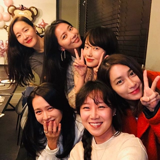 Celebrity Actors total Super Wings at Actor Oh Yoon-ahs Birthday PartyOh Yoon-ah posted several photos of her birthday party with heart emojis on Instagram on her birthday, 21st.Oh Yoon-ahs Happiness is felt in the picture from the letter written by the family members of the agency to the pose in the background of the birthday balloon decoration.In particular, the Birthday Party certification shot, which is a collection of Korean actors such as Um Ji-won, Lee Jung-hyun, Lee Min-jung, Gong Hyo-jin and Son Ye-jin, demonstrates Oh Yoon-ahs colorful network.On the other hand, Oh Yoon-ah recently appeared on MBC Real Man 300 and made a deep impression on viewers with his passion not to buy himself.