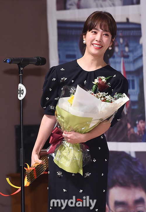 Actor Han Ji-mins performance is more welcome than ever.Han Ji-mins 2018 was simply colorful, thanks to the success of Dramas Knowing Wife, to the remarkable performance of the film Miss Back.He has been in his 15th year of acting since his debut as a child of Song Hye-kyo in Drama All In.In the meantime, he has shown stable acting power and character digestion power regardless of genre and character in many works such as Drama Resurrection, Kyungsung Scandal, Dissan, Rooftop Prince and Paddam Paddam.He also won the Best Couple Award for his breathing with his poisonous opponent Actor, which is revealed in the performance of Han Ji-mins fine character, which cares for his opponent.In the movie, Han Ji-mins acting spectrum has widened.I met with the audience by appearing in works that combine popularity and workability, including Cheong Yeon, Chosun Detective, Miljeong, and Its My World and Her Story, which have made films with special appearances and friendship appearances.In particular, Han Ji-min was impressed by his authentic acting ability, which played a role with visual impairment in the short film Two Lights: Lilumino last year and coordinated his eyes.Han Ji-min, who has accumulated filmography by moving between drama and movies, is showing the truth as an actor through Miss Back this year.The charismatic external transformation that has never been shown before attracts attention, but Miss Back was a different transformation and challenge for Han Ji-min, who was acting in the hope that he could change social problems and gaze through Miss Back, a work about child abuse.Thats why Han Ji-min became a white shark itself with a harder and stronger acting ability and met with precious audiences hotly.The audiences praise for Miss Back, word-of-mouth relay, and criticism have added to the positive results of breaking the break-even point in the fourth week of opening.Han Ji-min, who won the Best Actress Award at the London East Asian Film Festival and the 38th Korean Film Critics Association, was honored with the award.His next work is Drama JTBC s eyes are blowing, which has been in contact with Actor Kim Hye-ja and Nam Joo-hyuk.Actor Han Ji-min, who rewards the big love he received from the public with good works and acting, is looking forward to his future move.