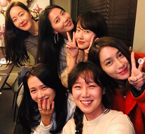Oh Yoon-ah has unveiled the Birthday Party scene, which is reminiscent of the awards ceremony.Oh Yoon-ah revealed a photo of herself on Instagram on November 22 with fellow Actors attending her Birthday Party.The photo shows the best actors such as Um Ji-won, Son Ye-jin, Lee Jung-hyun, Gong Hyo-jin, Lee Min-jung, and celebrating Oh Yoon-ahs birthday.There is also a look of Oh Yoon-ah, who looks more happy in front of the celebratory balloon.