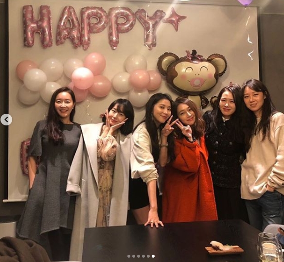 Oh Yoon-ah has unveiled the Birthday Party scene, which is reminiscent of the awards ceremony.Oh Yoon-ah revealed a photo of herself on Instagram on November 22 with fellow Actors attending her Birthday Party.The photo shows the best actors such as Um Ji-won, Son Ye-jin, Lee Jung-hyun, Gong Hyo-jin, Lee Min-jung, and celebrating Oh Yoon-ahs birthday.There is also a look of Oh Yoon-ah, who looks more happy in front of the celebratory balloon.