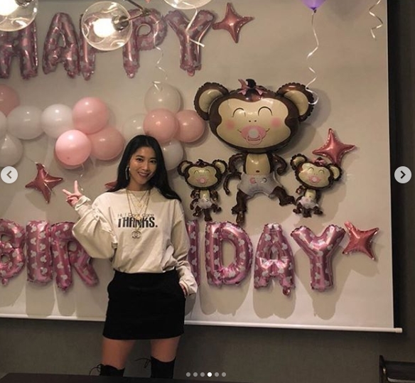 Oh Yoon-ah has unveiled the Birthday Party scene, which is reminiscent of the awards ceremony.Oh Yoon-ah revealed a photo of herself on Instagram on November 22 with fellow Actors attending her Birthday Party.The photo shows the best actors such as Um Ji-won, Son Ye-jin, Lee Jung-hyun, Gong Hyo-jin, Lee Min-jung, and celebrating Oh Yoon-ahs birthday.There is also a look of Oh Yoon-ah, who looks more happy in front of the celebratory balloon.