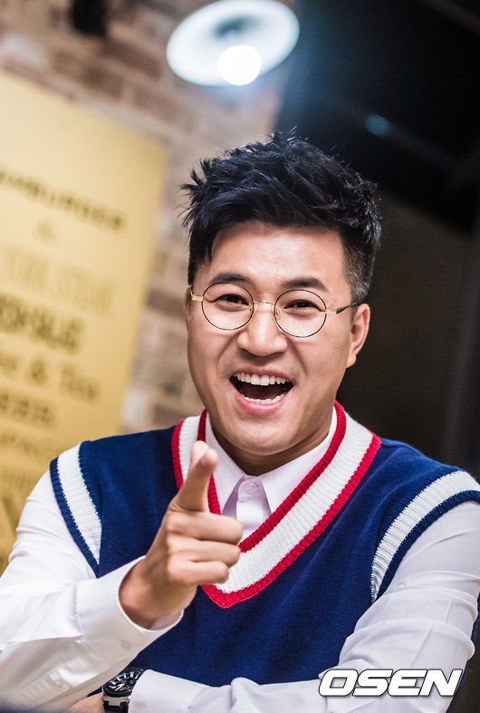 MC Kim Jong-min poses at the official interview of the discussion show Brain Feature held at Stanford Hotel in Sangam-dong, Seoul on the afternoon of the 22nd.