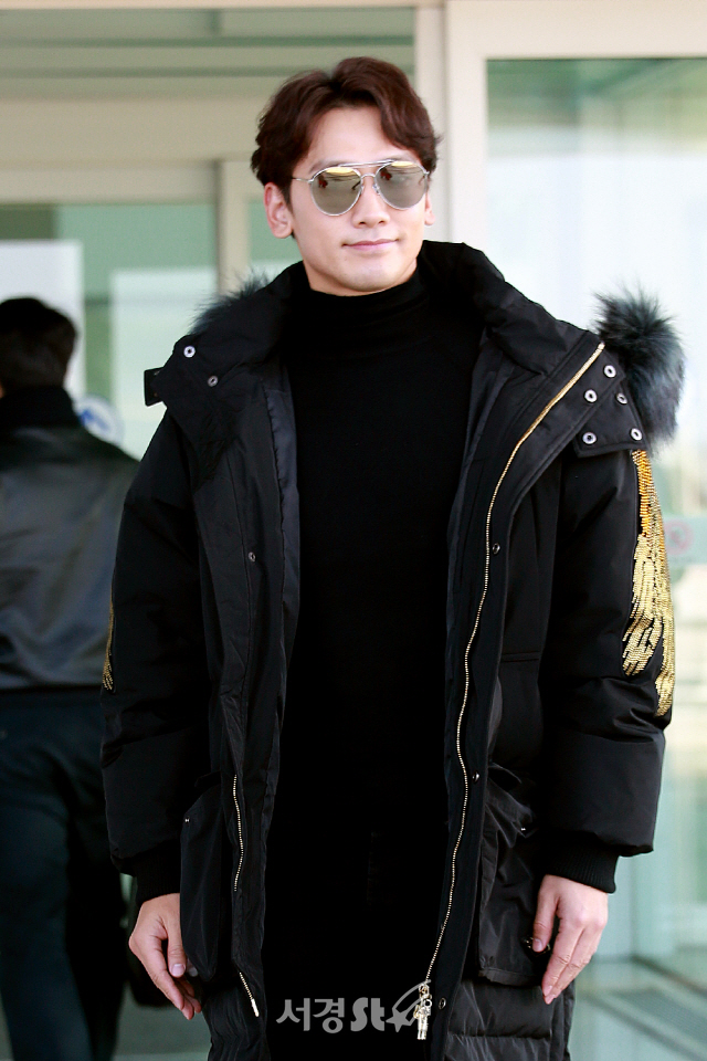 Actor and singer Rain is leaving for Singapore with an airport fashion.