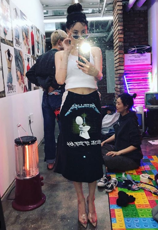 Singer Hyona showed off her trendy side by perfecting her unique fashion.Hyuna posted a picture on her Instagram on the 22nd.In the photo posted, Hyuna is taking a picture of herself in a mirror, wearing a short top and a unique design skirt and boasting an extraordinary fashion sense.A slightly visible abs captures Eye-catching.Hyuna terminated its exclusive contract with Cube Entertainment last October.Photo Hyuna Instagram