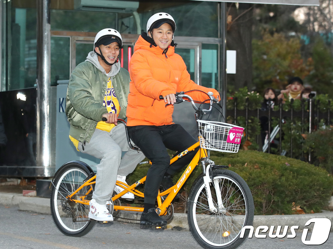 Seoul=) = Mighty Mouse Lettuce, Shori (right) is riding a bicycle to work at KBS2 Music Bank (Muvin) rehearsal at the public hall of KBS New Building in Seoul, Yeouido, on the morning of the 23rd.Nov. 23, 2018