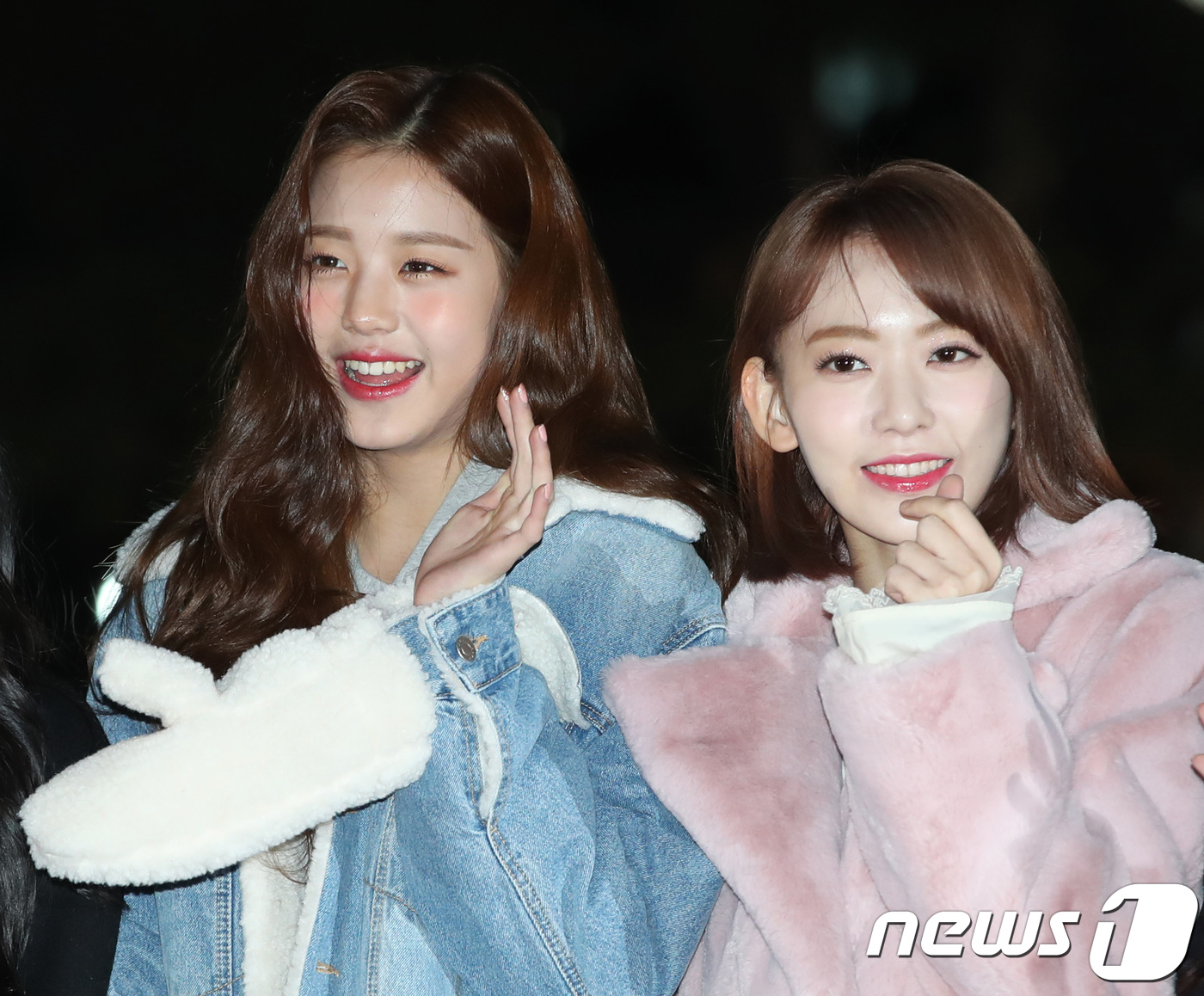 Seoul=) = IZ*ONE Jang Won-young, Miyawaki Sakura (right) poses at KBS2 Music Bank (Muvin) rehearsal at the public hall of KBS New Building in Seoul Yeouido on the morning of the 23rd.Nov. 23, 2018