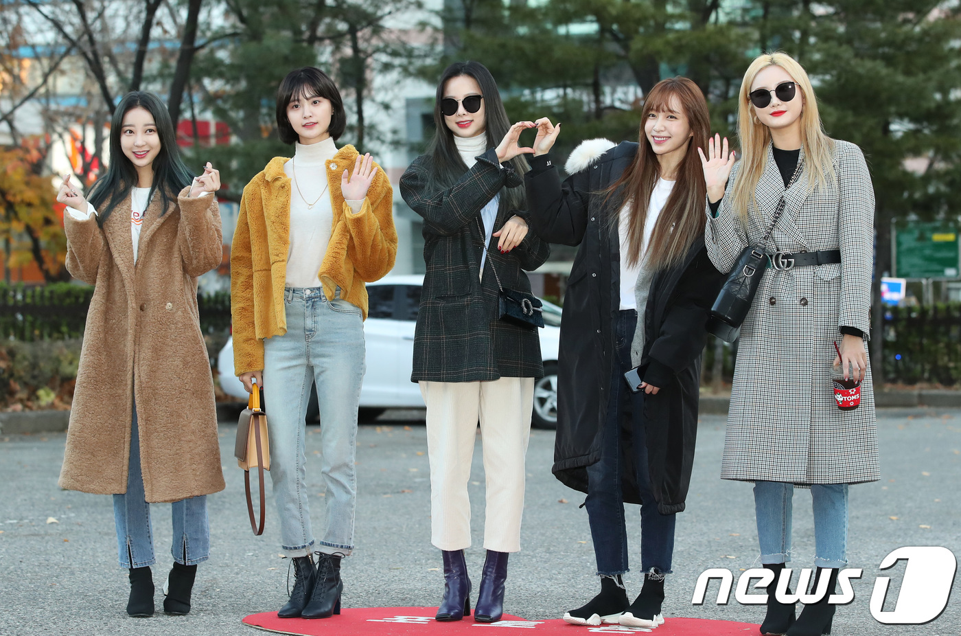 Seoul = EXID Hyerin (from left), Jung Hwa, Solji, Hani and LE pose for the KBS2 Music Bank rehearsal held at the public hall of KBS New Building in Yeouido, Seoul on the morning of the 23rd.Nov. 23, 2018