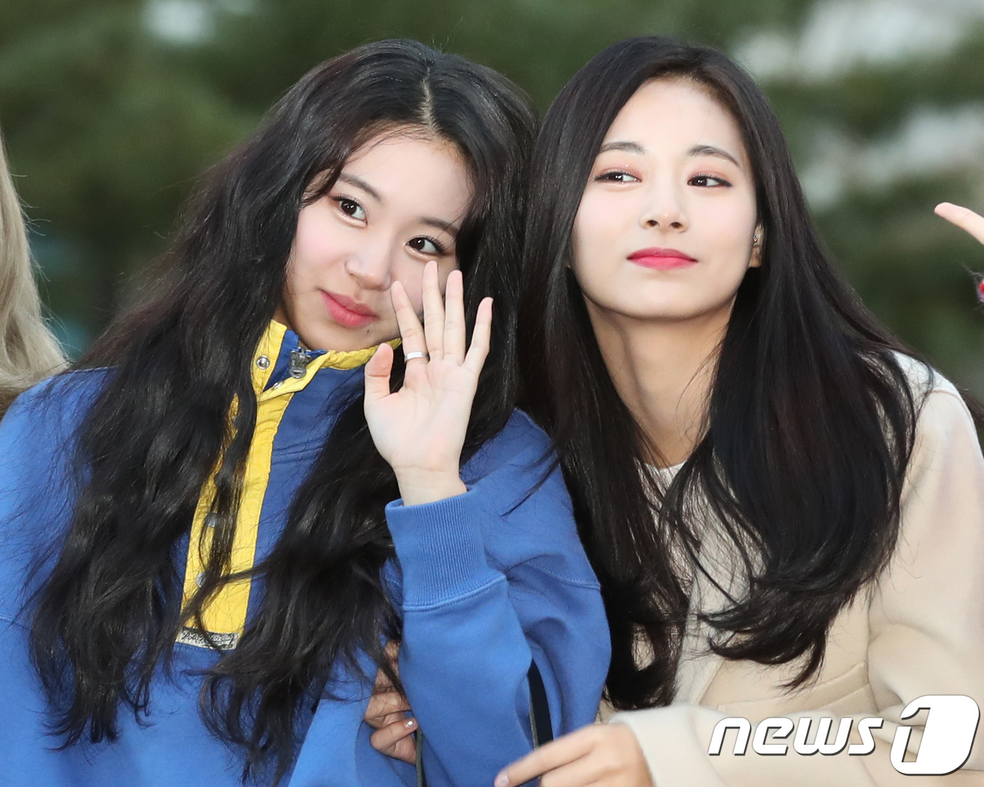 Seoul=) = TWICE Chae Young and TZUYU (right) pose at the KBS2 Music Bank (Muvin) revival held at the public hall of KBS New Building in Seoul, Yeouido on the morning of the 23rd.Nov. 23, 2018