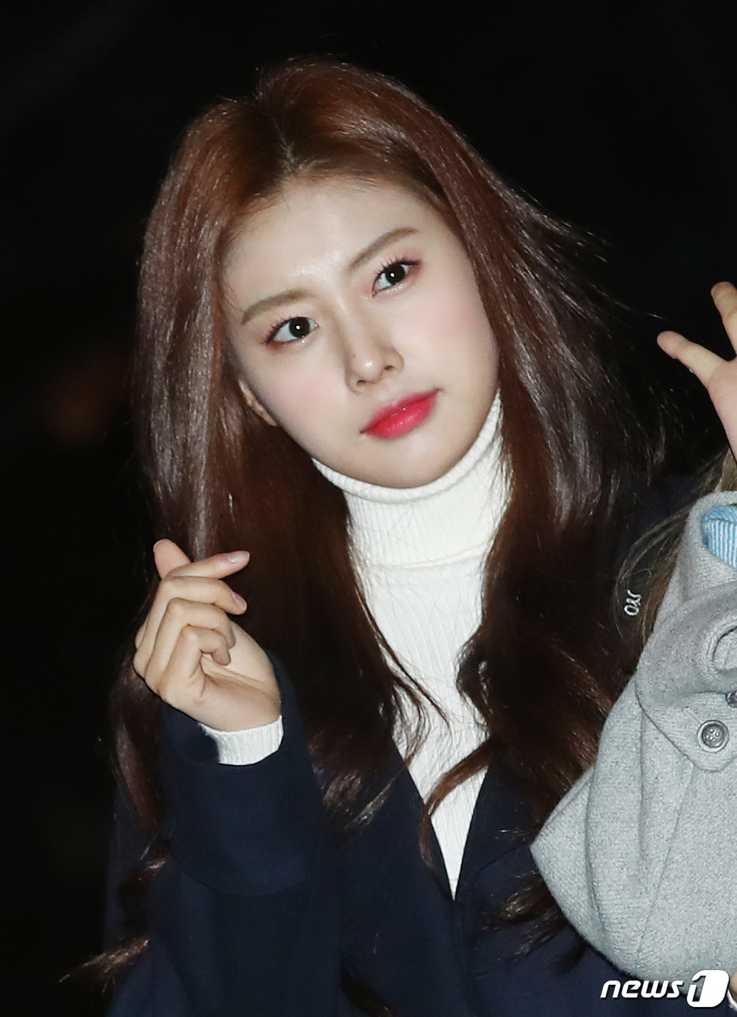 Seoul=) = IZ*ONE Kang Hye-won poses at the KBS2 Music Bank (Muvin) revival held at the public hall of KBS New Building in Yeouido, Seoul on the morning of the 23rd.Nov. 23, 2018