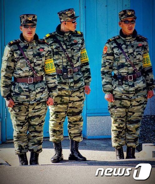 판문점 공동경비구역(JSA)에서 근무하는 북한군 병사들의 군복이 최근 카키색 민무늬에서 얼룩무늬로 바뀐 것으로 확인했다. 사진은 북한 전문 여행사 '고려 투어스'의 리치 빌 매니저가 지난 14일 촬영한 JSA 내 북한군 병사들 (리치 빌 인스타그램 캡처) © News1