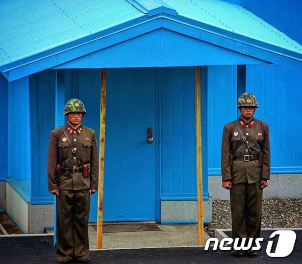 판문점 공동경비구역(JSA) 내 북한군 병사들의 과거 복장 (리치 빌 인스타그램 캡처) © News1