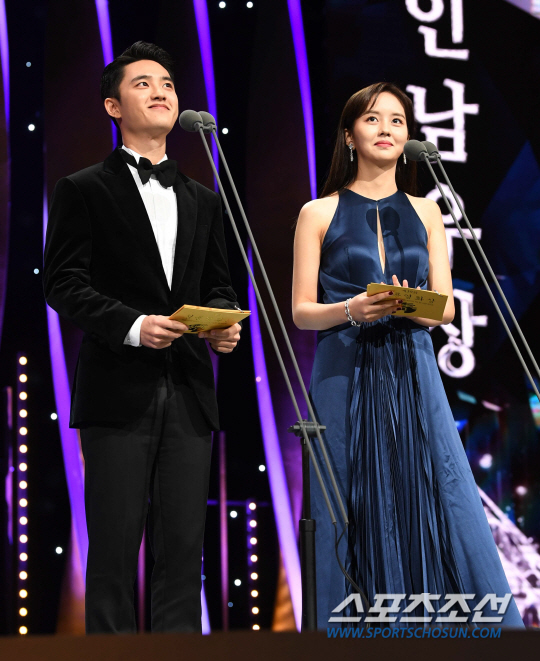 The 39th Blue Dragon Film Awards ceremony was held at the Hall of Peace at Kyunghee University in Hoegi-dong, Dongdaemun-gu, Seoul on the afternoon of the 23rd. Actors D.O. and Kim So-hyun are awarding new actor awards.