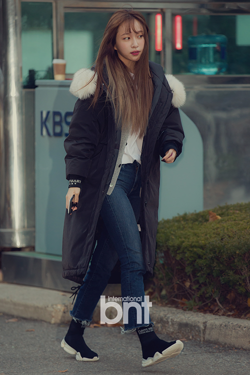 KBS Music Bank rehearsal was held at Yeouido-dong KBS New Building in Yeongdeungpo-gu, Seoul on the morning of the 23rd.Group EXID Hani is entering the photo zone in front of KBS new building.