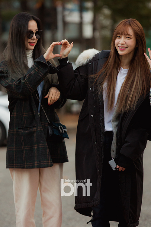 KBS Music Bank rehearsal was held at Yeouido-dong KBS New Building in Yeongdeungpo-gu, Seoul on the morning of the 23rd.In the photo zone in front of KBS New Pavilion, group EXID Solji and Hani pose affectionately.