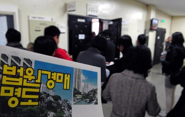 서울의 한 법원 경매 응찰장에 몰린 사람들. 한경DB