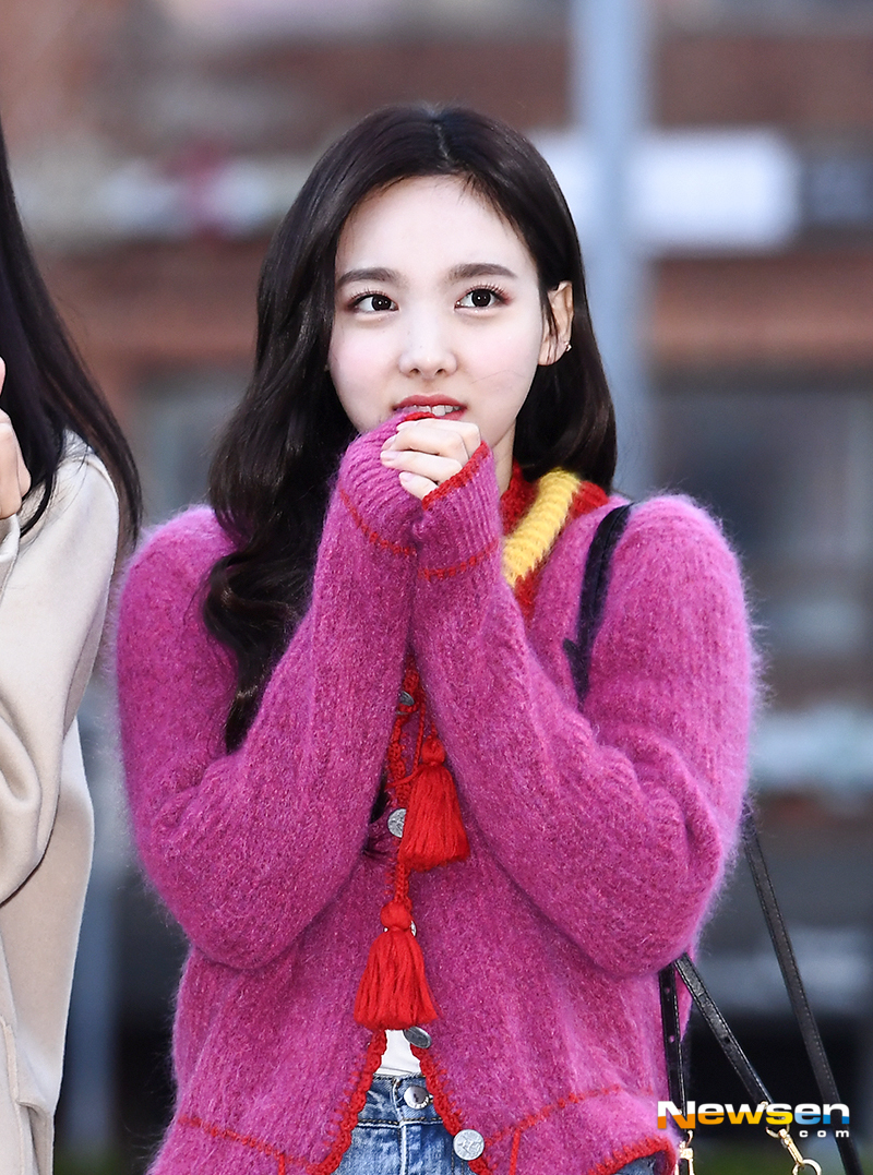 KBS 2TV Music Bank rehearsal was held at the public hall of KBS New Pavilion in Yeouido, Yeongdeungpo-gu, Seoul on the morning of November 23.On this day, Nayeon (Nayeon, Jingyeon, Momo, Sana, Jihyo, Mina, Dahyeon, Chae Young, TZUYU) Nayeon attends the rehearsal.