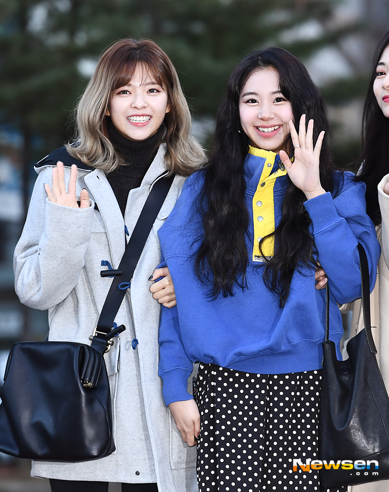 KBS 2TV Music Bank rehearsal was held at the public hall of KBS New Pavilion in Yeouido, Yeongdeungpo-gu, Seoul on the morning of November 23.TWICE (Nayeon, Jingyeon, Momo, Sana, Jihyo, Mina, Dahyeon, Chae Young and TZUYU) are attending the rehearsal.