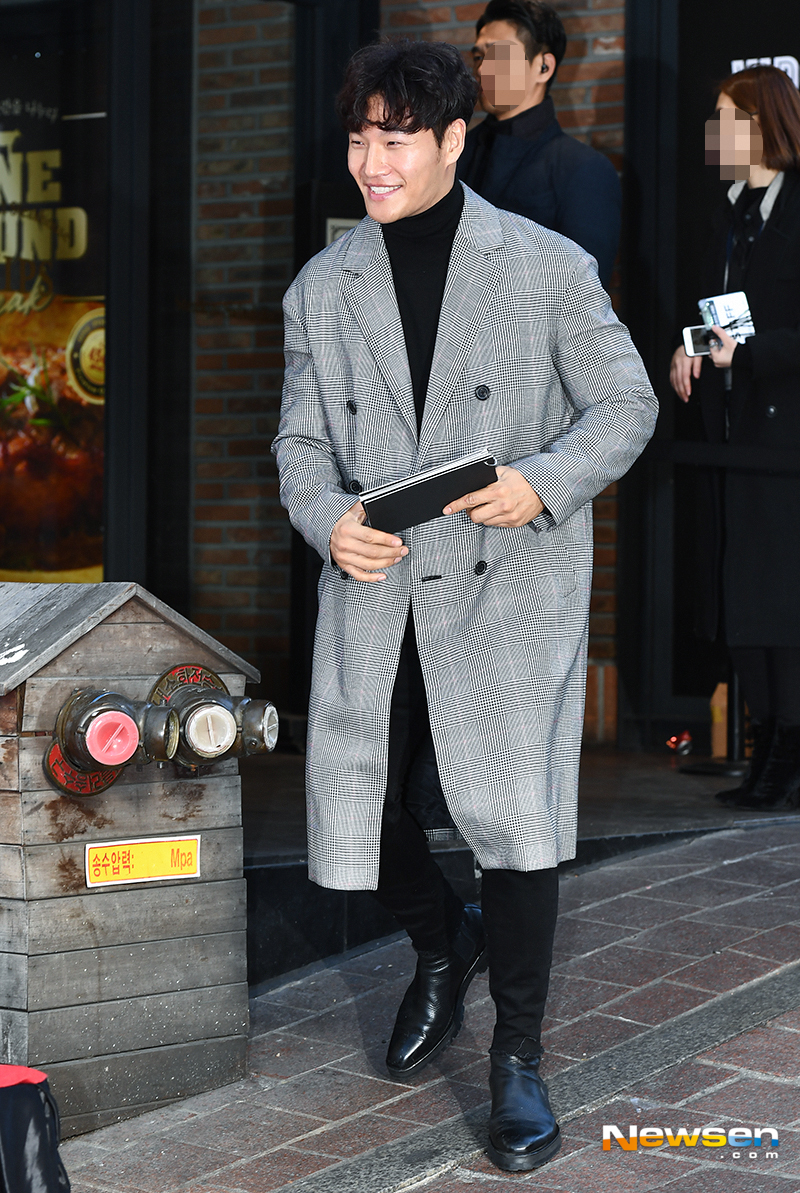 Singer Kim Jong-kook Mo Cosmetic brand Fan signing event was held at the cosmetics store located in Myeong-dong1-ga, Jung-gu, Seoul on November 23.Kim Jong-kook attended the event.yun da-hee