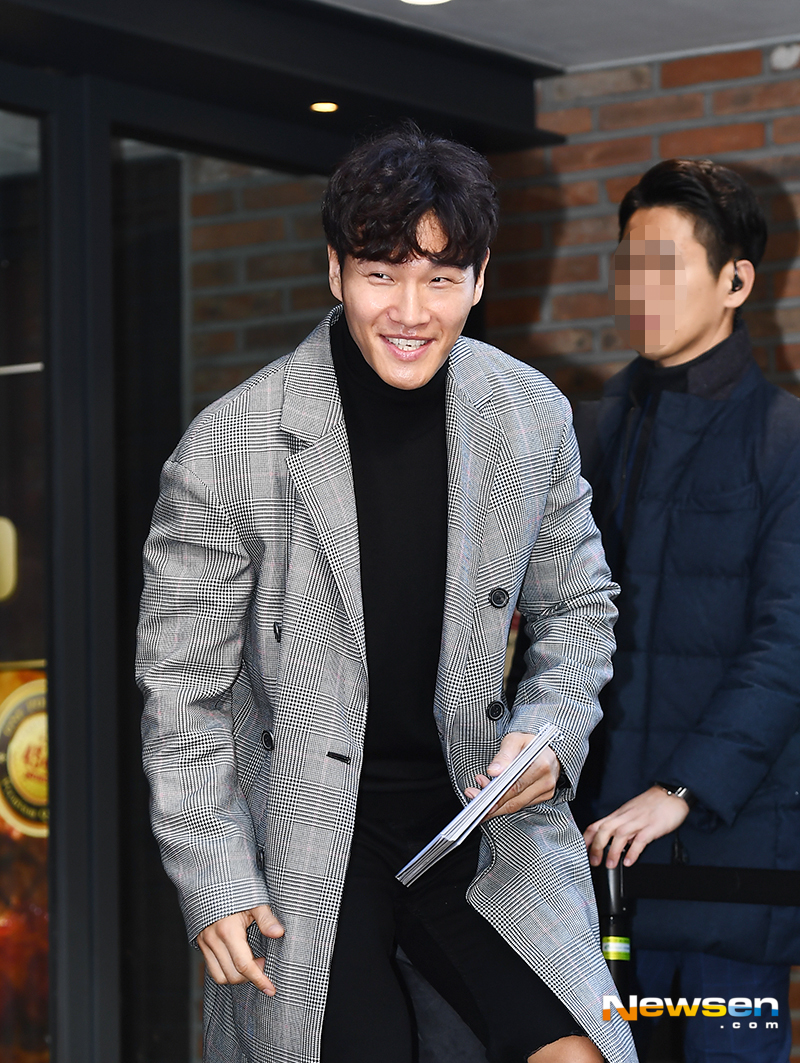 Singer Kim Jong-kook Mo Cosmetic brand Fan signing event was held at cosmetics store in Myeongdong 1-ga, Jung-gu, Seoul on November 23.Kim Jong-kook attended the event.yun da-hee