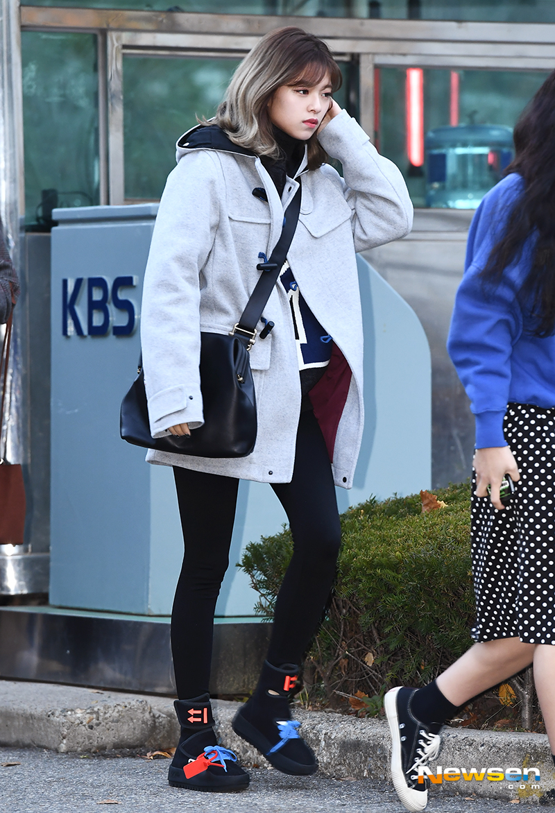 KBS 2TV Music Bank rehearsal was held at the public hall of KBS New Pavilion in Yeouido, Yeongdeungpo-gu, Seoul on the morning of November 23.On this day, TWICE (Nayeon, Jinyeon, Momo, Sana, Jihyo, Mina, Dahyeon, Chae Young, TZUYU) Jeongyeon attends the rehearsal.