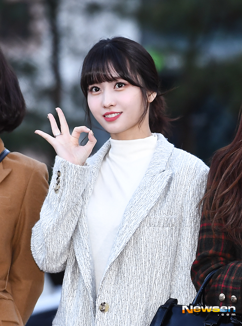 KBS 2TV Music Bank rehearsal was held at the public hall of KBS New Pavilion in Yeouido, Yeongdeungpo-gu, Seoul on the morning of November 23.On this day, MOMO of Nayeon, Jingyeon, MOMO, Sana, Jihyo, Mina, Dahyun, Chae Young and TZUYU are attending the rehearsal.