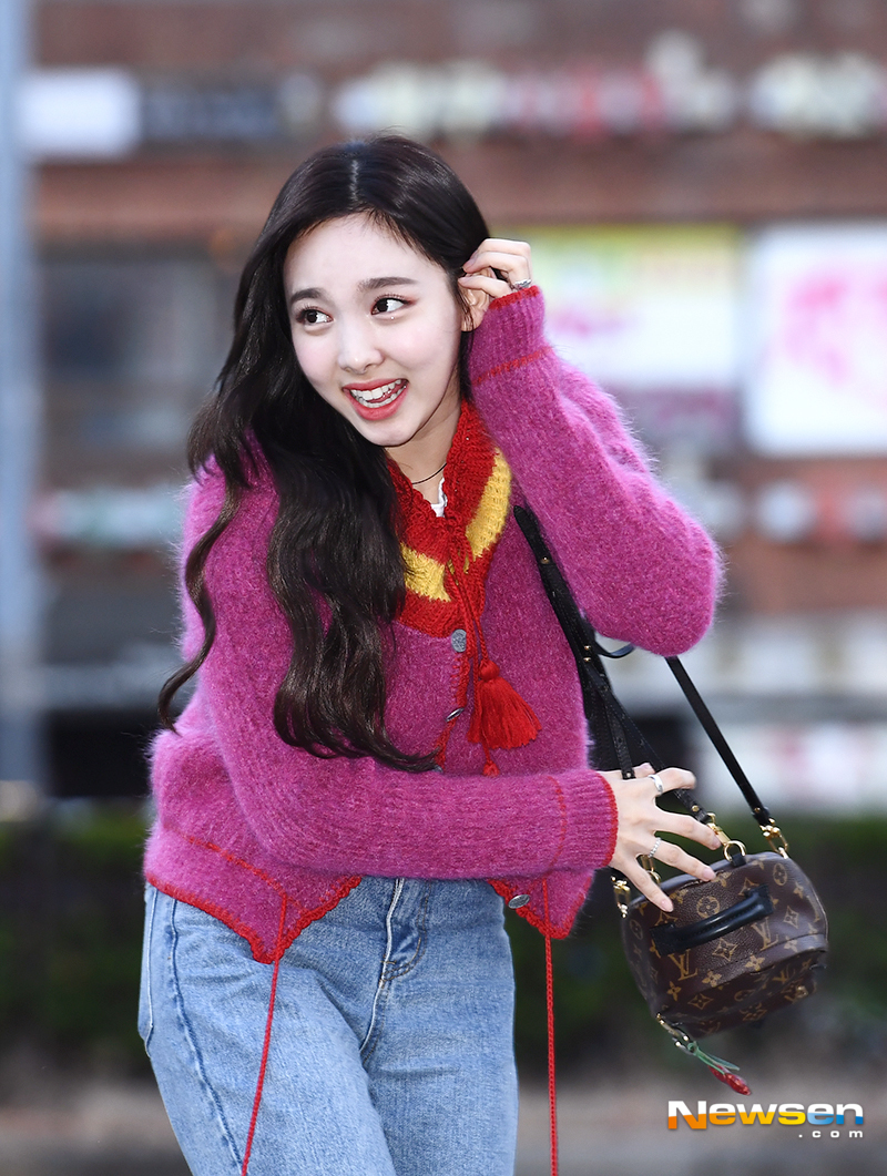 KBS 2TV Music Bank rehearsal was held at the public hall of KBS New Pavilion in Yeouido, Yeongdeungpo-gu, Seoul on the morning of November 23.On this day, Nayeon (Nayeon, Jingyeon, Momo, Sana, Jihyo, Mina, Dahyeon, Chae Young, TZUYU) Nayeon attends the rehearsal.