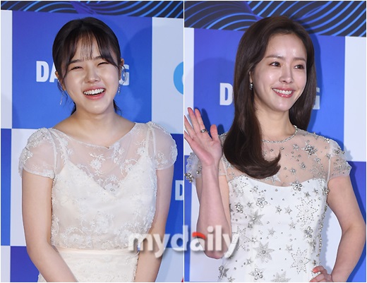 Actors Han Ji-min and Kim Hyang Gi showed a tearful speech.The 39th Blue Dragon Film Awards held at the Hall of Peace in Kyunghee University, Seoul on the afternoon of the 23rd were held by Kim Hye-soo and Hyun Suk.From October last year to mid-October this year, candidates were selected from about 20 works, and the feast of stars was held.Among the winners were actors who were honored with the award, pouring tears of joy: Best Supporting Actress winner Kim Hyang Gi and best actress winner Han Ji-min.First, Kim Hyang Gi was named the winner of the popular star award.He took the stage alongside actor Joo Ji-hoon, who was breathed through Along with the Gods: The Two Worlds, and smiled with joy.An hour later, he had to pour tears in the same place.Kim Hyang Gi was named as Miss Back Kwon So-hyun, Her Kahaani Kim Sunyoung, Believer Lee Ju Young, Believer Jin Seo-yeon and Best Supporting Actress.He was greatly loved by the audience for Along with the Gods: The Two Worlds - Sin and Punishment, Along with the Gods: The Two Worlds - Causal and Yan, which led to the blessing of the best supporting actress.When his name was called, Kim Hyang Gi was surprised to see big eyes pop out, and shed tears before speaking her feelings.I was so surprised: Ive been shooting Along with the Gods: The Two Worlds since my first year of high school, and I learned a lot until my third year of high school, when it was all filmed.Many people have made Deokchun a three-dimensional character. Thank you to the actors who have worked together.I was happy to be able to shoot together, and it was glorious. Several senior actors who were nominated with Kim Hyang Gi were delighted to applaud his sincere award testimony.Kim Hyang Gi was just 20 years old and won a big prize for Best Supporting Actress.The best actress candidates include Little Forest Kim Tae-ri, Her Kahaani Kim Hee-ae, Your Wedding Park Bo-young, Small Girl Isom, and Miss Back Han Ji-min.Han Ji-min said: Thank you for this glorious award so much: for an actor, the time, difficulty and grievances of challenging a new character come with real gratitude.I came to the world with a big weight for a short time until this movie came out to the world. It is because of the heart of the movie that Miss Back has that I can stand here at the end of the hard time. Miss Back was very willing to show the reality of a dark society.I hope this award will be rewarded to those who supported me with the same heart. While the tears were followed, Miss Back Kwon So-hyun and Lee Ji-won also poured tears and created a hot atmosphere of excitement.MC Kim Hye-soo also wept together in the tearful impression of Han Ji-min.In addition, Jin Seo-yeon, who played together with Kim Joo-hyuk, who won the Best Supporting Actor Award for Believer, attracted attention with his tears on the camera.