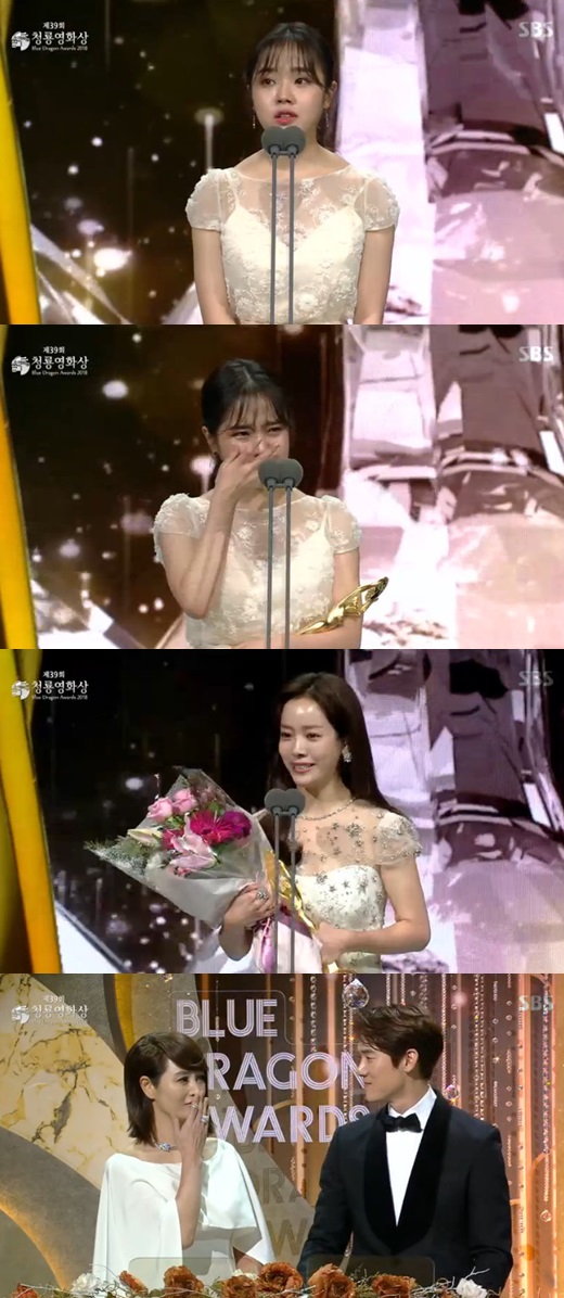 Actors Han Ji-min and Kim Hyang Gi showed a tearful speech.The 39th Blue Dragon Film Awards held at the Hall of Peace in Kyunghee University, Seoul on the afternoon of the 23rd were held by Kim Hye-soo and Hyun Suk.From October last year to mid-October this year, candidates were selected from about 20 works, and the feast of stars was held.Among the winners were actors who were honored with the award, pouring tears of joy: Best Supporting Actress winner Kim Hyang Gi and best actress winner Han Ji-min.First, Kim Hyang Gi was named the winner of the popular star award.He took the stage alongside actor Joo Ji-hoon, who was breathed through Along with the Gods: The Two Worlds, and smiled with joy.An hour later, he had to pour tears in the same place.Kim Hyang Gi was named as Miss Back Kwon So-hyun, Her Kahaani Kim Sunyoung, Believer Lee Ju Young, Believer Jin Seo-yeon and Best Supporting Actress.He was greatly loved by the audience for Along with the Gods: The Two Worlds - Sin and Punishment, Along with the Gods: The Two Worlds - Causal and Yan, which led to the blessing of the best supporting actress.When his name was called, Kim Hyang Gi was surprised to see big eyes pop out, and shed tears before speaking her feelings.I was so surprised: Ive been shooting Along with the Gods: The Two Worlds since my first year of high school, and I learned a lot until my third year of high school, when it was all filmed.Many people have made Deokchun a three-dimensional character. Thank you to the actors who have worked together.I was happy to be able to shoot together, and it was glorious. Several senior actors who were nominated with Kim Hyang Gi were delighted to applaud his sincere award testimony.Kim Hyang Gi was just 20 years old and won a big prize for Best Supporting Actress.The best actress candidates include Little Forest Kim Tae-ri, Her Kahaani Kim Hee-ae, Your Wedding Park Bo-young, Small Girl Isom, and Miss Back Han Ji-min.Han Ji-min said: Thank you for this glorious award so much: for an actor, the time, difficulty and grievances of challenging a new character come with real gratitude.I came to the world with a big weight for a short time until this movie came out to the world. It is because of the heart of the movie that Miss Back has that I can stand here at the end of the hard time. Miss Back was very willing to show the reality of a dark society.I hope this award will be rewarded to those who supported me with the same heart. While the tears were followed, Miss Back Kwon So-hyun and Lee Ji-won also poured tears and created a hot atmosphere of excitement.MC Kim Hye-soo also wept together in the tearful impression of Han Ji-min.In addition, Jin Seo-yeon, who played together with Kim Joo-hyuk, who won the Best Supporting Actor Award for Believer, attracted attention with his tears on the camera.