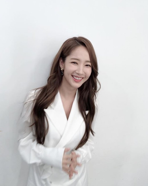 Actor Park Min-young flaunts her sheer white beauty looksPark Min-young posted a picture on his Instagram on the 23rd without any phrase.In the public photos, she posed in a Park Min-young white suit, featuring pure white costumes and pure Park Min-youngs beautiful looks.Meanwhile, Park Min-young recently hosted its first official fan meeting MY Day (My Day).