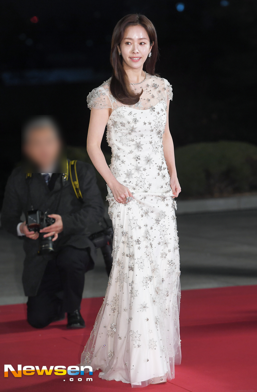 Red Carpet and Photo Wall, the 39th Blue Dragon Film Awards, were held at the Hall of Peace at Kyunghee University in Hoegi-dong, Seoul Dongdaemun District, on the afternoon of November 23.Han Ji-min attended the day.List of winners (writing) of the 39th Blue Dragon Film Awards▲ Best Picture Award = (1987)▲ Actor in the South: Kim Yoon-seok (1987)▲ Best Actress Award = Han Ji-min (Miss Back)▲ Director Award: Yoon Jong-bin (Director)▲ Best Supporting Actor = The Late Kim Joo-hyuk (Believer)▲ Supporting Actress Award = Kim Hyang Gi (with God)▲ New South Korean Idol = Nam Joo-hyuk (Anshi-sung)▲ New Actress = Kim Dae-mi (Witch)▲ New Director Award: Jeon Go-un (Small and Little Girl)▲ The Most Audience Award (with God - Sin and Punishment)▲ Chung Jung-won Popular Star Award: Joo Ji-hoon (Jok, with God, with Murder), Kim Young-kwang (your wedding) Kim Hyang Gi (with God) Jin Seo-yeon (Believer)▲ Chung Jung Won Short Film Award = Huh Ji Eun Lee Kyung Ho (New Record)▲ Screenplay: Kwak Kyung-taek Kim Tae-gyun (Murder)▲ Art Prize: Park Il-hyun (Principal)▲ Music Award: Believer▲ Shooting Lighting Award - Kim Seung-kyu Kim Woo-hyung (1987)▲ Editorial Prize: Kim Hyung-joo Jung Bum-sik Yang Dong-yeop (Konji Cancer)▲ Technical prize: Jin Jong-hyun (with God - sin and punishment