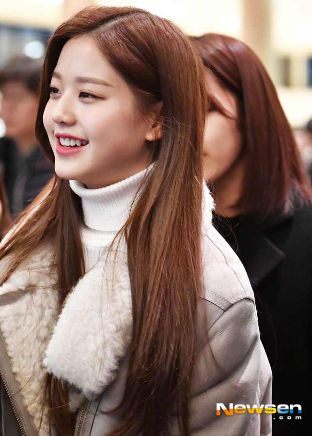 Aizuwon (IZ*ONE) departed for Japan via Gimpo International Airport on the morning of November 24.Jang Won-young is heading to the departure hall on the day.