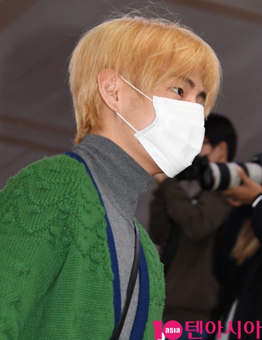 Group BTS (BTS), SM, Sugar, Jean, Jhop, Jimin, V, Jungkook) V is showing airport fashion by entering the airport through Gimpo International Airport after finishing the BTS WORLD TOUR LOVE YOURSEL Tokyo concert on the morning of the 25th.